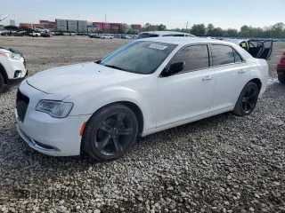 2015 Chrysler 300 Limited z VIN 2C3CCAAG4FH807121, wystawiony jako Copart lot #56182435 z przebiegiem 229 965 mil mil oraz Czysty tytuł • Clean title. Historia ofert i sprzedaży dostępna na DreamBid. Obrazek 1.