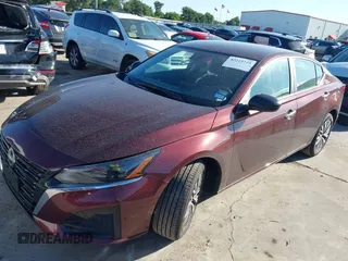 2025 Nissan Altima SV z VIN 1N4BL4DV1SN390275, wystawiony jako IAAI lot #42223725 z przebiegiem 1640 mil mil oraz . Historia ofert i sprzedaży dostępna na DreamBid. Obrazek 2.