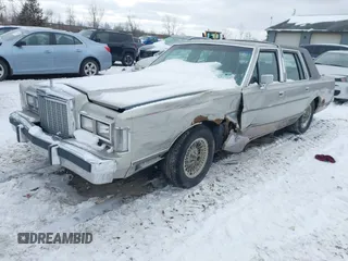 1986 Lincoln Town Car z VIN 1LNBP96F6GY618970, wystawiony jako IAAI lot #41609991 z przebiegiem 22 768 mil mil oraz . Historia ofert i sprzedaży dostępna na DreamBid. Obrazek 2.