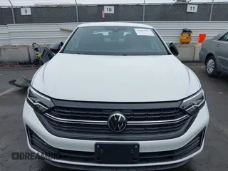 2024 Volkswagen Jetta Sport z VIN 3VWBM7BU9RM070948, wystawiony jako IAAI lot #41897872 z przebiegiem 7 521 mil mil oraz . Historia ofert i sprzedaży dostępna na DreamBid. Obrazek 12.