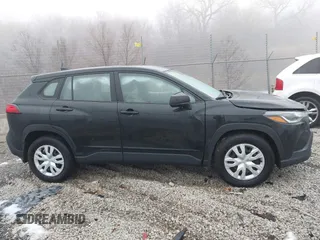 2024 Toyota Corolla Cross L z VIN 7MUAAAAG6RV088975, wystawiony jako IAAI lot #40961188 z przebiegiem 4 204 mil mil oraz . Historia ofert i sprzedaży dostępna na DreamBid. Obrazek 13.