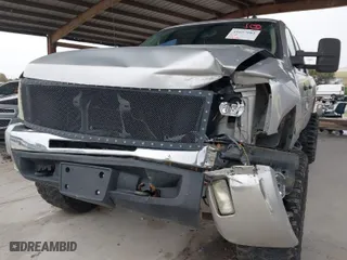 2010 Chevrolet Silverado 1500 LT with VIN 3GCRKSE30AG290298, listed as a IAAI auction lot 41657081 with 175,686 mi miles. Bid and sale history available at carsss.com. Image 6.