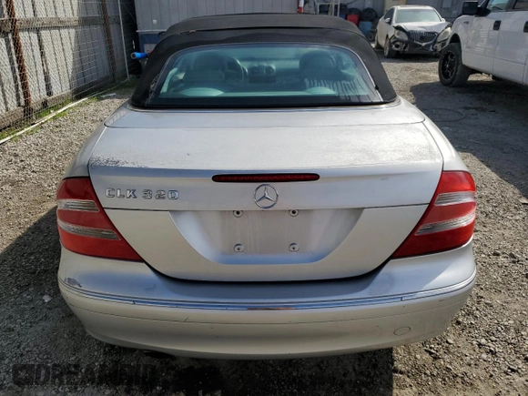 2004 Mercedes-Benz CLK 320 z VIN WDBTK65G24T032144, wystawiony jako Copart lot #48421025 z przebiegiem 157 180 mil mil oraz Szkody całkowita. Historia ofert i sprzedaży dostępna na DreamBid. Obrazek 6.