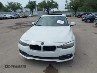 2017 BMW 3 Series 320i z VIN WBA8E1G51HNU12483, wystawiony jako IAAI lot #42339324 z przebiegiem Nie podano mil oraz . Historia ofert i sprzedaży dostępna na DreamBid. Obrazek 6.