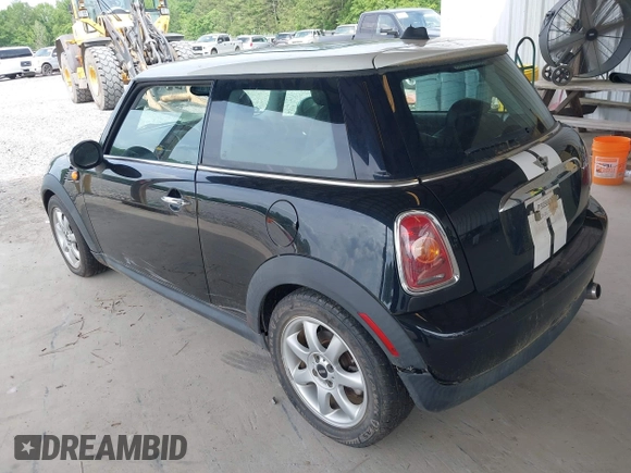 2010 MINI Hardtop z VIN WMWMF3C50ATZ26663, wystawiony jako IAAI lot #42137470 z przebiegiem 106 894 mil mil oraz . Historia ofert i sprzedaży dostępna na DreamBid. Obrazek 3.