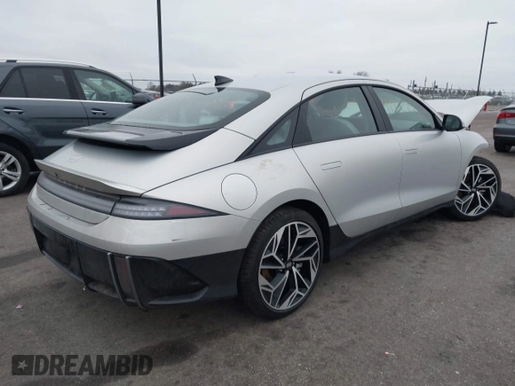 2024 Hyundai Ioniq 6 SEL z VIN KMHM34AC1RA063734, wystawiony jako IAAI lot #41222335 z przebiegiem 3 389 mil mil oraz . Historia ofert i sprzedaży dostępna na DreamBid. Obrazek 4.