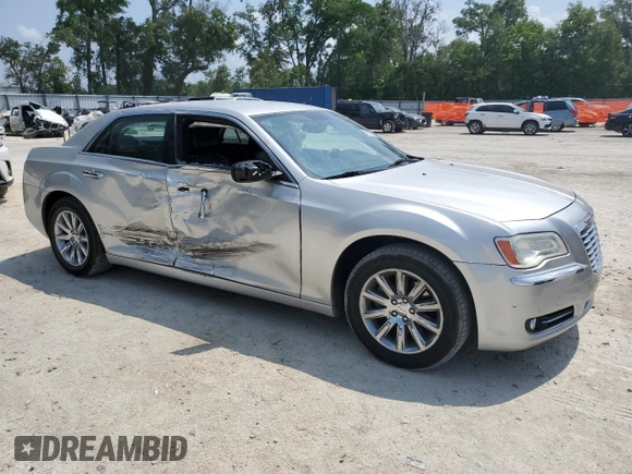 2012 Chrysler 300 Limited z VIN 2C3CCACG4CH249716, wystawiony jako Copart lot #55985435 z przebiegiem 93 756 mil mil oraz Szkody całkowita. Historia ofert i sprzedaży dostępna na DreamBid. Obrazek 4.