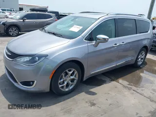 2018 Chrysler Pacifica Limited z VIN 2C4RC1GG2JR232677, wystawiony jako IAAI lot #42274816 z przebiegiem 136 402 mil mil oraz . Historia ofert i sprzedaży dostępna na DreamBid. Obrazek 2.