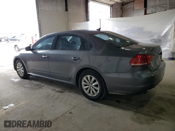 2014 Volkswagen Passat S z VIN 1VWAT7A36EC106565, wystawiony jako Copart lot #53965625 z przebiegiem 130 936 mil mil oraz Szkoda całkowita • Salvage title. Historia ofert i sprzedaży dostępna na DreamBid. Obrazek 2.