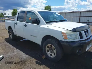 2005 Nissan Titan LE z VIN 1N6AA07BX5N505236, wystawiony jako IAAI lot #42315873 z przebiegiem 346 291 mil mil oraz . Historia ofert i sprzedaży dostępna na DreamBid. Obrazek 1.