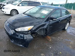 2016 Ford Focus Titanium z VIN 1FADP3J27GL215436, wystawiony jako IAAI lot #42709166 z przebiegiem 75 956 mil mil oraz . Historia ofert i sprzedaży dostępna na DreamBid. Obrazek 2.