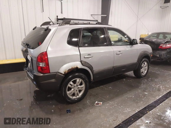 2007 Hyundai Tucson SE with VIN KM8JN12DX7U610529, listed as a IAAI auction lot 41370668 with 172,802 mi miles. Bid and sale history available at carsss.com. Image 4.