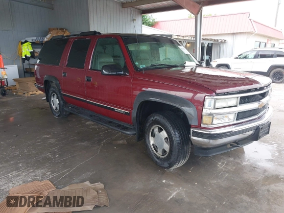 1999 Chevrolet Suburban z VIN 3GNFK16R8XG144067, wystawiony jako IAAI lot #42433835 z przebiegiem 362 941 mil mil oraz . Historia ofert i sprzedaży dostępna na DreamBid. Obrazek 1.