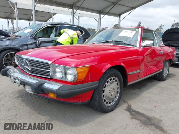 1988 Mercedes-Benz 560 with VIN WDBBA48D4JA090929, listed as a IAAI auction lot 42127701 with 186,443 mi miles. Bid and sale history available at carsss.com. Image 2.