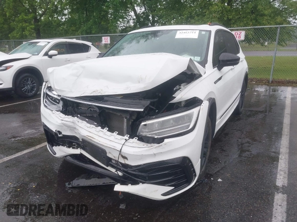 2022 Volkswagen Tiguan SE R-Line Black with VIN 3VV8B7AX6NM027050, listed as a IAAI auction lot 42463714 with 45,303 mi miles and . Bid and sale history available at DreamBid. Image 17.
