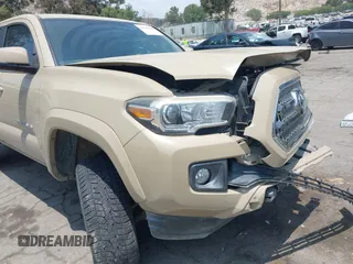 2017 Toyota Tacoma SR5 z VIN 3TMAZ5CN8HM039863, wystawiony jako IAAI lot #42384198 z przebiegiem 53 142 mil mil oraz . Historia ofert i sprzedaży dostępna na DreamBid. Obrazek 19.