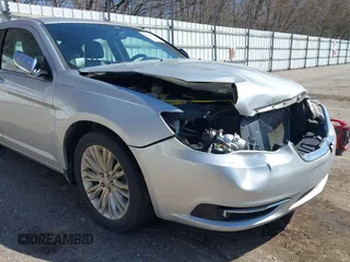 2011 Chrysler 200 Limited z VIN 1C3BC2FB1BN568644, wystawiony jako IAAI lot #42031677 z przebiegiem 136 883 mil mil oraz . Historia ofert i sprzedaży dostępna na DreamBid. Obrazek 6.