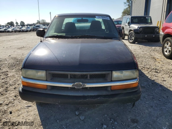 2003 Chevrolet S-10 LS with VIN 1GCCS19X338229243, listed as a Copart auction lot 53605134 with 204,794 mi miles and Salvage Title. Bid and sale history available at carsss.com. Image 5.