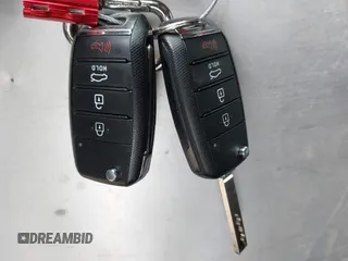 2020 Kia Optima LX z VIN 5XXGT4L3XLG422203, wystawiony jako IAAI lot #42290010 z przebiegiem 38 284 mil mil oraz . Historia ofert i sprzedaży dostępna na DreamBid. Obrazek 11.