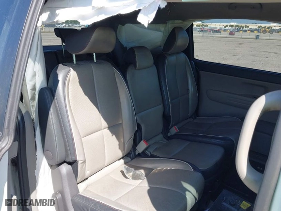 2017 Kia Sedona LX with VIN KNDMB5C12H6293597, listed as a IAAI auction lot 41804780 with 328,840 mi miles. Bid and sale history available at carsss.com. Image 8.