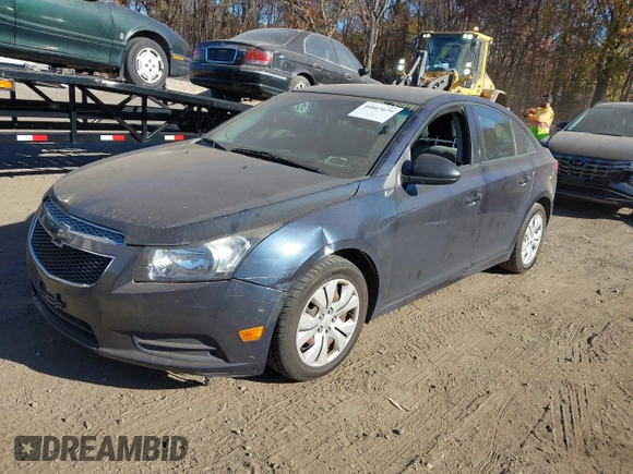 2014 Chevrolet Cruze LS z VIN 1G1PA5SGXE7195888, wystawiony jako IAAI lot #40807679 z przebiegiem 163 947 mil mil oraz . Historia ofert i sprzedaży dostępna na DreamBid. Obrazek 2.