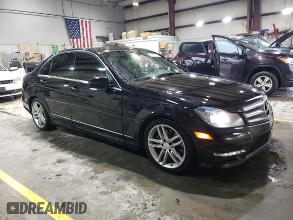 2013 Mercedes-Benz C 300 Sport z VIN WDDGF8AB0DR288122, wystawiony jako Copart lot #55216405 z przebiegiem 158 303 mil mil oraz Szkoda całkowita • Salvage title. Historia ofert i sprzedaży dostępna na DreamBid. Obrazek 4.