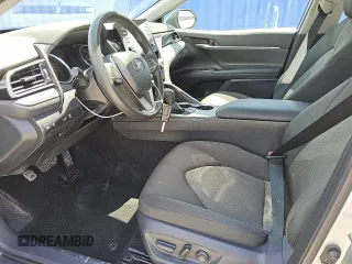 2024 Toyota Camry LE z VIN 4T1C11AK7RU852217, wystawiony jako Copart lot #57436885 z przebiegiem 45 828 mil mil oraz Czysty tytuł • Clean title. Historia ofert i sprzedaży dostępna na DreamBid. Obrazek 7.
