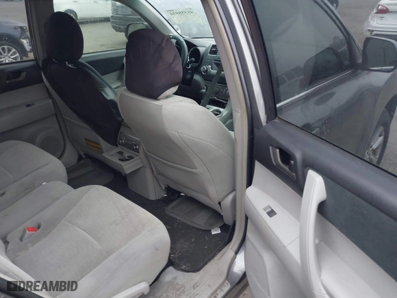 2011 Toyota Highlander with VIN 5TDZK3EH1BS024082, listed as a IAAI auction lot 41558934 with 220,549 mi miles. Bid and sale history available at carsss.com. Image 8.