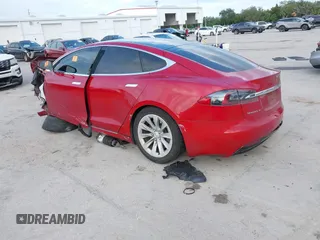 2019 Tesla Model S 75D с VIN 5YJSA1E21KF304075, выставлен на аукционе IAAI как лот 41193021 с пробегом 88 432 миль миль и . История ставок и продаж доступна на DreamBid. Изображение 3.