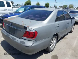 2005 Toyota Camry STD z VIN 4T1BE32K95U556765, wystawiony jako IAAI lot #42288424 z przebiegiem 232 413 mil mil oraz . Historia ofert i sprzedaży dostępna na DreamBid. Obrazek 4.