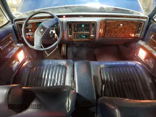 1990 Cadillac Brougham z VIN 1G6DW5474LR703771, wystawiony jako Copart lot #87653835 z przebiegiem 94 172 mil mil oraz Szkody całkowita. Historia ofert i sprzedaży dostępna na DreamBid. Obrazek 8.