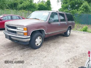 1996 Chevrolet Suburban z VIN 1GNFK16R8TJ397396, wystawiony jako IAAI lot #42367280 z przebiegiem 287 980 mil mil oraz . Historia ofert i sprzedaży dostępna na DreamBid. Obrazek 2.