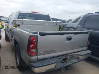 2005 Chevrolet Silverado 1500 LS with VIN 2GCEC13T151262095, listed as a IAAI auction lot 42032223 with 210,515 mi miles. Bid and sale history available at carsss.com. Image 3.