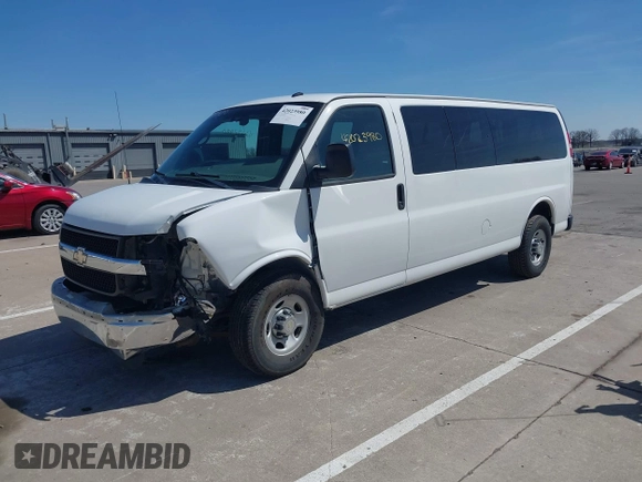 2015 Chevrolet Express Passenger LT z VIN 1GAZG1FGXF1186123, wystawiony jako IAAI lot #42023980 z przebiegiem 74 532 mil mil oraz . Historia ofert i sprzedaży dostępna na DreamBid. Obrazek 2.