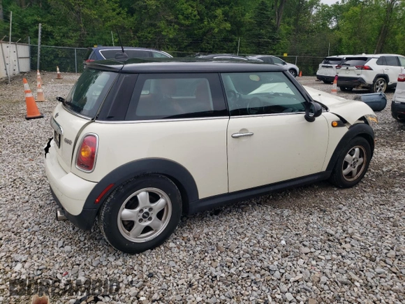 2008 MINI Hardtop with VIN WMWMF33508TT65360, listed as a Copart auction lot 58693445 with 105,783 mi miles and Salvage title. Bid and sale history available at DreamBid. Image 3.