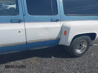 1987 GMC Suburban z VIN 1GKGR26NXHF533845, wystawiony jako IAAI lot #41845360 z przebiegiem 63 903 mil mil oraz . Historia ofert i sprzedaży dostępna na DreamBid. Obrazek 6.