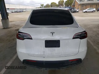 2024 Tesla Model Y z VIN 7SAYGDED2RF077262, wystawiony jako Copart lot #47797735 z przebiegiem 9 574 mil mil oraz Szkoda całkowita • Salvage title. Historia ofert i sprzedaży dostępna na DreamBid. Obrazek 6.