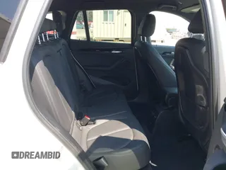 2021 BMW X1 sDrive28i z VIN WBXJG7C01M3M73496, wystawiony jako IAAI lot #42132005 z przebiegiem 23 278 mil mil oraz . Historia ofert i sprzedaży dostępna na DreamBid. Obrazek 8.