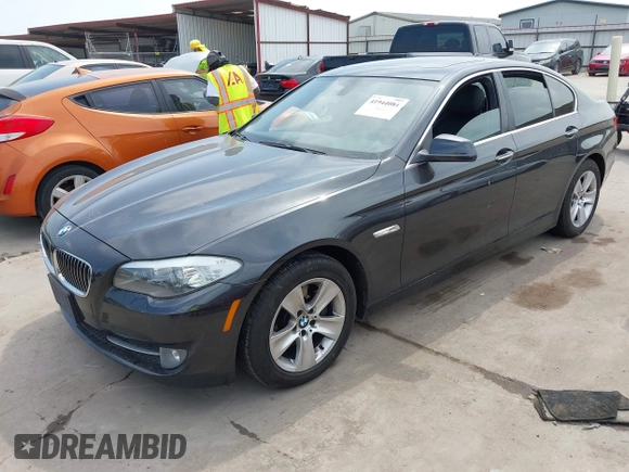 2013 BMW 5 Series 528i xDrive z VIN WBAXH5C55DD109674, wystawiony jako IAAI lot #41944084 z przebiegiem 132 074 mil mil oraz . Historia ofert i sprzedaży dostępna na DreamBid. Obrazek 2.