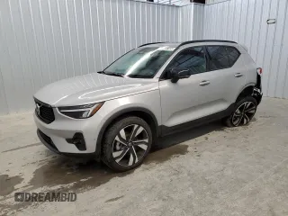 2025 Volvo XC40 Plus Dark Theme z VIN YV4L12UC2S2511031, wystawiony jako Copart lot #54923745 z przebiegiem 7955 mil mil oraz Szkody całkowita. Historia ofert i sprzedaży dostępna na DreamBid. Obrazek 1.