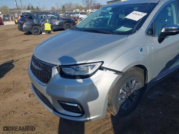 2023 Chrysler Pacifica Hybrid Limited with VIN 2C4RC1S72PR588627, listed as a IAAI auction lot 42063631 with 52,799 mi miles. Bid and sale history available at carsss.com. Image 6.