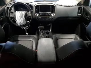 2019 Chevrolet Colorado 4WD Z71 z VIN 1GCGTDEN1K1247266, wystawiony jako Copart lot #56688755 z przebiegiem Nie podano mil oraz Szkoda całkowita • Salvage title. Historia ofert i sprzedaży dostępna na DreamBid. Obrazek 8.