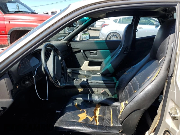 1986 Porsche 944 z VIN WP0AA0954GN155776, wystawiony jako Copart lot #56032785 z przebiegiem 17 696 mil mil oraz Szkoda całkowita • Salvage title. Historia ofert i sprzedaży dostępna na DreamBid. Obrazek 7.