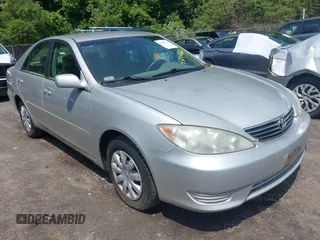 2005 Toyota Camry STD z VIN 4T1BE32K35U572220, wystawiony jako IAAI lot #42480063 z przebiegiem 135 309 mil mil oraz . Historia ofert i sprzedaży dostępna na DreamBid. Obrazek 1.
