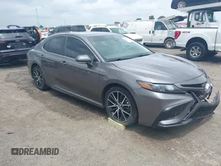 2023 Toyota Camry SE z VIN 4T1G11AK8PU798523, wystawiony jako IAAI lot #42267597 z przebiegiem 83 116 mil mil oraz . Historia ofert i sprzedaży dostępna na DreamBid. Obrazek 1.