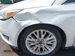 2015 Ford Focus Titanium с VIN 1FADP3J27FL341102, выставлен на аукционе IAAI как лот 41793450 с пробегом 96 465 миль миль и . История ставок и продаж доступна на DreamBid. Изображение 6.