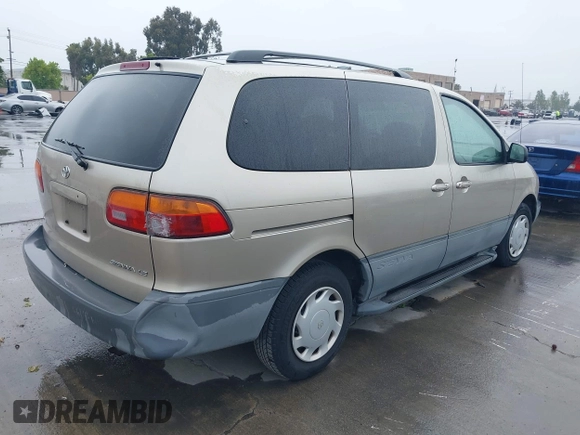 2000 Toyota Sienna LE with VIN 4T3ZF13C5YU315823, listed as a IAAI auction lot 42232438 with 248,010 mi miles and . Bid and sale history available at DreamBid. Image 4.