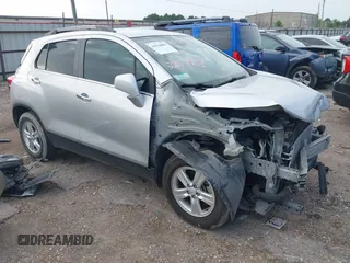 2020 Chevrolet Trax LT z VIN KL7CJLSB8LB013921, wystawiony jako IAAI lot #42654096 z przebiegiem 125 309 mil mil oraz . Historia ofert i sprzedaży dostępna na DreamBid. Obrazek 1.