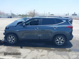 2022 Kia Seltos EX z VIN KNDERCAA2N7246714, wystawiony jako IAAI lot #42282653 z przebiegiem 51 650 mil mil oraz . Historia ofert i sprzedaży dostępna na DreamBid. Obrazek 14.