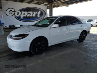 2005 Toyota Camry STD z VIN 4T1BE32K55U017396, wystawiony jako Copart lot #56883055 z przebiegiem 207 751 mil mil oraz Szkoda całkowita • Salvage title. Historia ofert i sprzedaży dostępna na DreamBid. Obrazek 1.